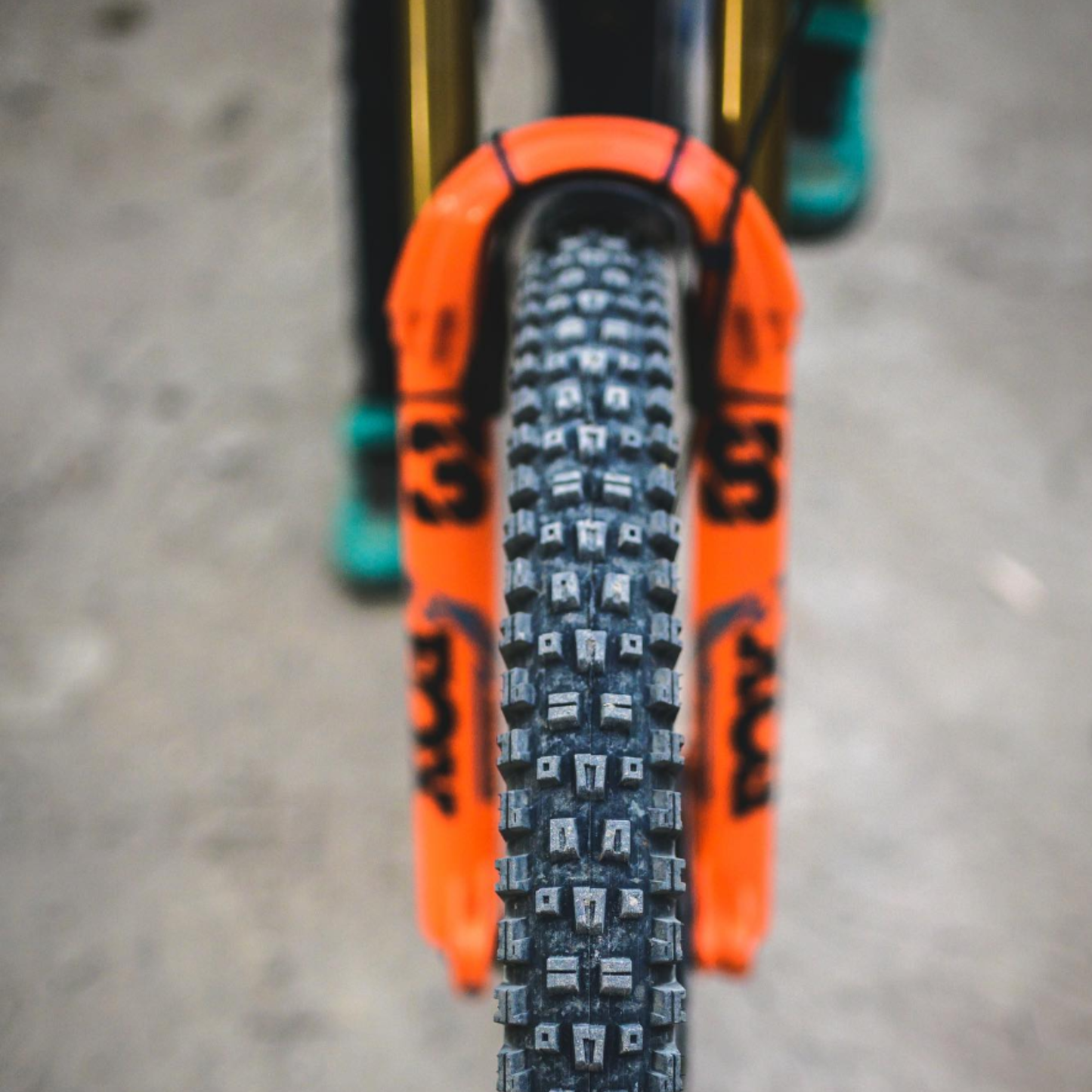 CST Gravateer 27.5"x2.50 3C DH Casing - Black, Alambre