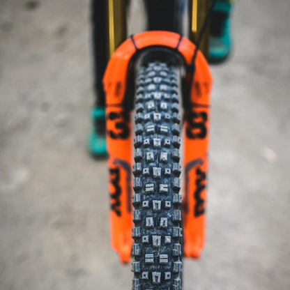 CST Gravateer 27.5"x2.50 3C DH Casing - Black, Alambre